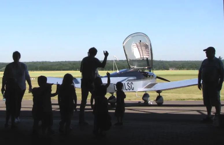 Besucher am Flugplatz