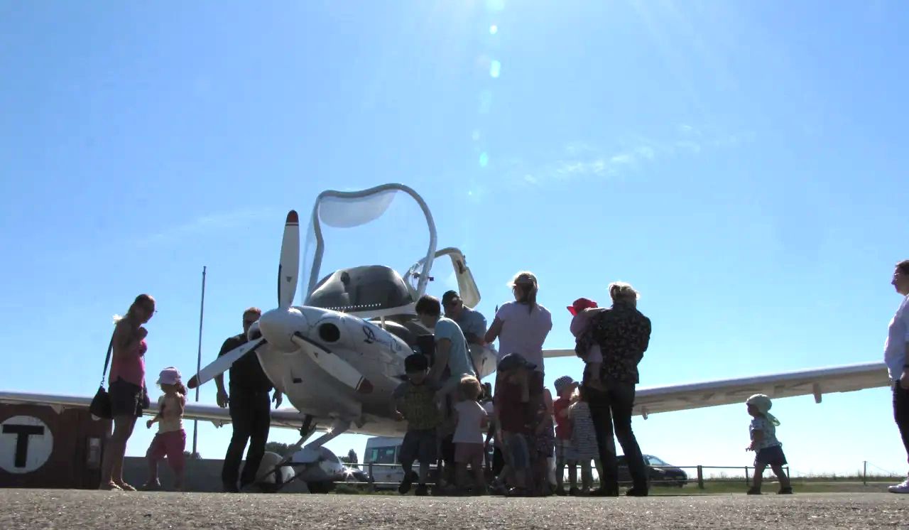 Besucher am Flugplatz